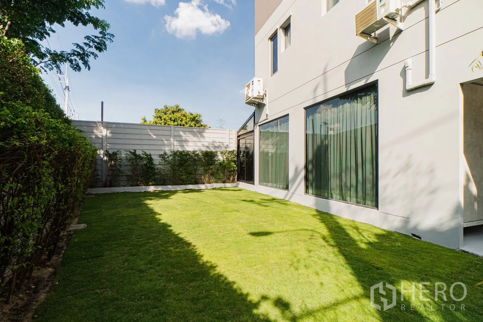 บ้าน ให้เช่าหรือขายในPrawet, Bangkok - สนามหญ้าส่วนตัวขนานตัวบ้าน หน้าต่างบานใหญ่และกำแพงรอบ