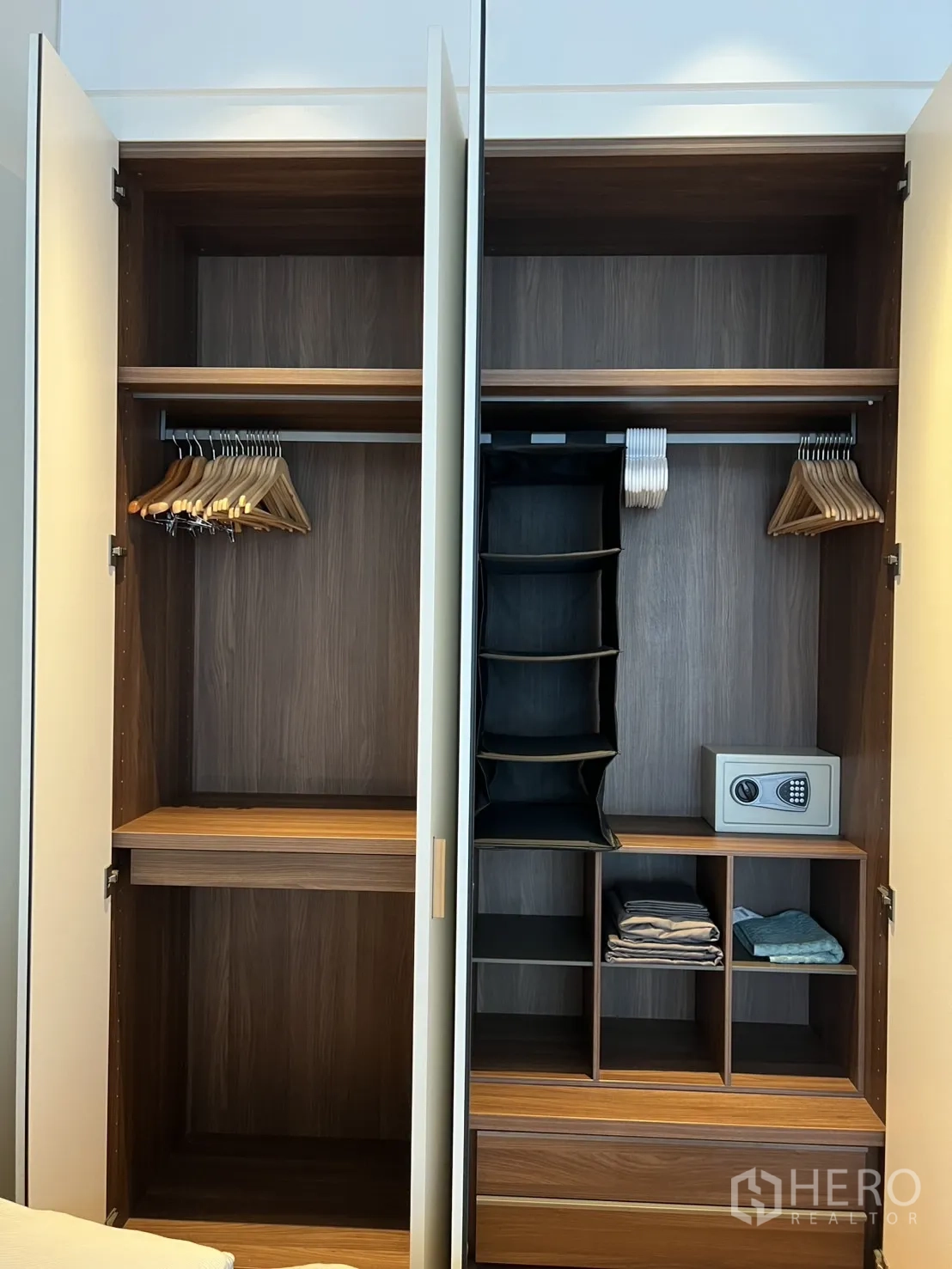 คอนโด ให้เช่าในPathum Wan, Bangkok - ตู้เสื้อผ้าบิวต์อินเปิดให้เห็นชั้นวาง ไม้แขวน และตู้เซฟ