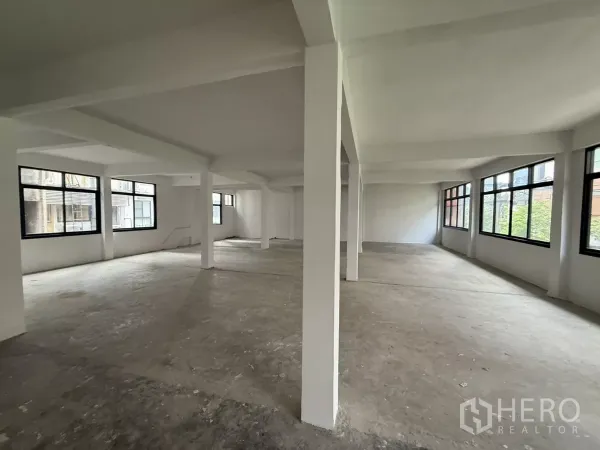 办公空间 出租在Bang Rak, Bangkok - 宽敞开放式办公室，白色柱体与大窗户，曼谷是隆区景观。