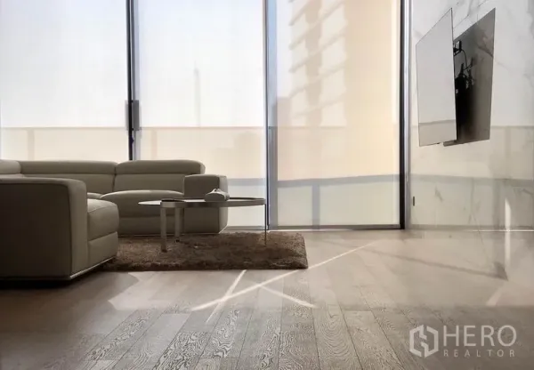 คอนโด ให้เช่าหรือขายในWatthana, Bangkok - ห้องนั่งเล่นพื้นไม้ กระจกเต็มบาน ผ้าม่านโปร่ง และทางออกสู่ระเบียง