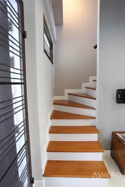 ทาวน์เฮาส์ ให้เช่าในPhra Khanong, Bangkok - บันไดบ้านโปร่งสว่าง ขั้นบันไดไม้ และผนังสีขาว