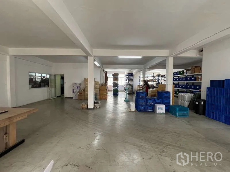 店屋 出租或出售在Khlong Toei, Bangkok - 深进型库存区，水泥地面与多组货架。