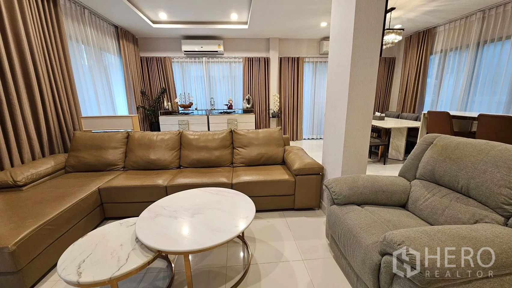บ้านเดี่ยว for rent in Saphan Sung, Bangkok - พื้นที่นั่งเล่นกว้าง โซฟาหนังรูปตัวแอล และโต๊ะกาแฟคู่.