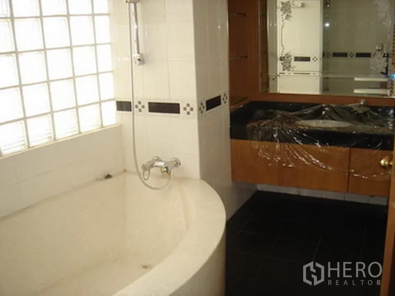 อพาร์ทเมนท์ ให้เช่าในKhlong Toei, Bangkok - ห้องน้ำพร้อมอ่างอาบน้ำลึก เคาน์เตอร์อ่างล้างหน้าและผนังปูกระเบื้อง