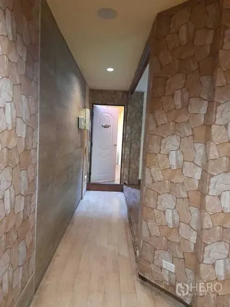 อาคารพาณิชย์ ให้เช่าในHuai Khwang, Bangkok - โถงทางเดินผนังลายหิน นำไปสู่ห้องด้านในและประตูสีขาว