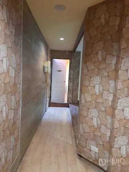 อาคารพาณิชย์ ให้เช่าในHuai Khwang, Bangkok - โถงทางเดินผนังลายหิน นำไปสู่ห้องด้านในและประตูสีขาว