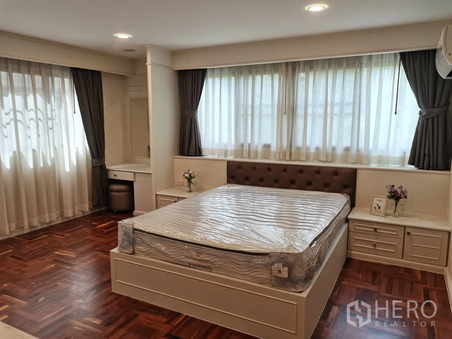 อพาร์ทเมนท์ ให้เช่าในWatthana, Bangkok - ห้องนอนมุม หน้าต่างรอบด้าน พร้อมมุมแต่งตัวบิวท์อิน