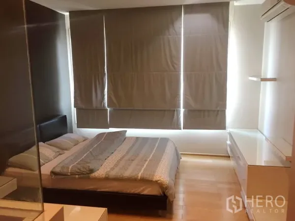 คอนโด ให้เช่าในKhlong Toei, Bangkok - ห้องนอนกว้าง เตียงคู่ ผ้าม่านกันแสง เครื่องปรับอากาศ และตู้เก็บของ