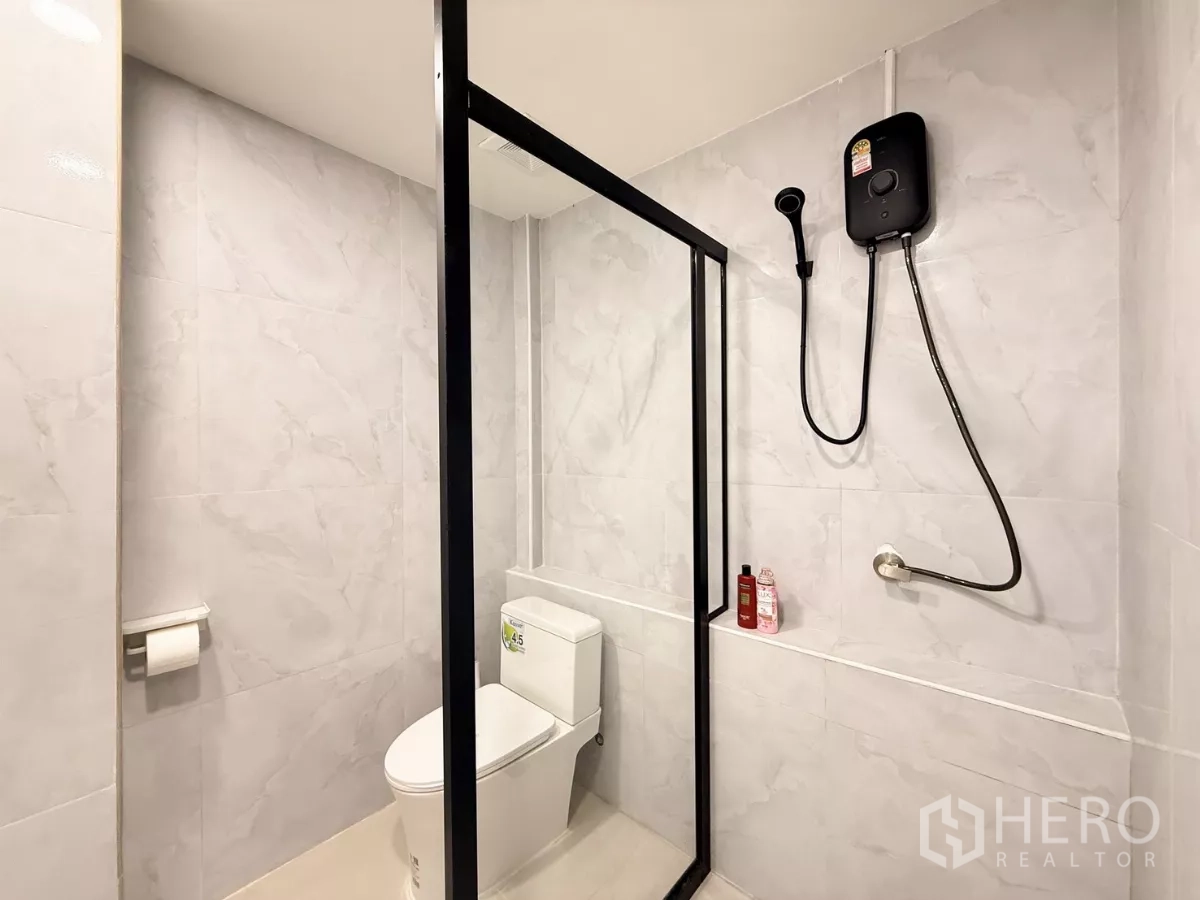 店屋 出租在Ratchathewi, Bangkok - 全新瓷砖浴室，玻璃淋浴隔间、热水器与坐便器。