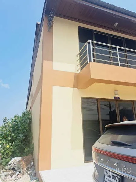 货栈 出租在Mueang Samut Prakan, Samut Prakan - 两层仓库带前置办公室与阳台，滑动玻璃门，前方可停车。