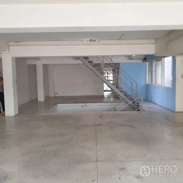 Home Office for rent in Khlong Toei, Bangkok - Large flexible floor plate with internal staircase and central light well.