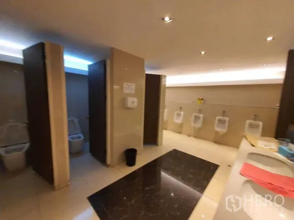 สำนักงาน ให้เช่าในWatthana, Bangkok - ห้องน้ำชายในอาคารสำนักงาน มีห้องสุขา โถปัสสาวะ และอ่างล้างมือ