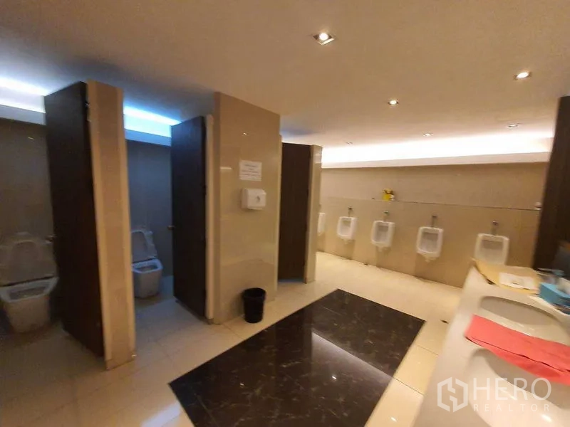 สำนักงาน ให้เช่าในWatthana, Bangkok - ห้องน้ำชายในอาคารสำนักงาน มีห้องสุขา โถปัสสาวะ และอ่างล้างมือ