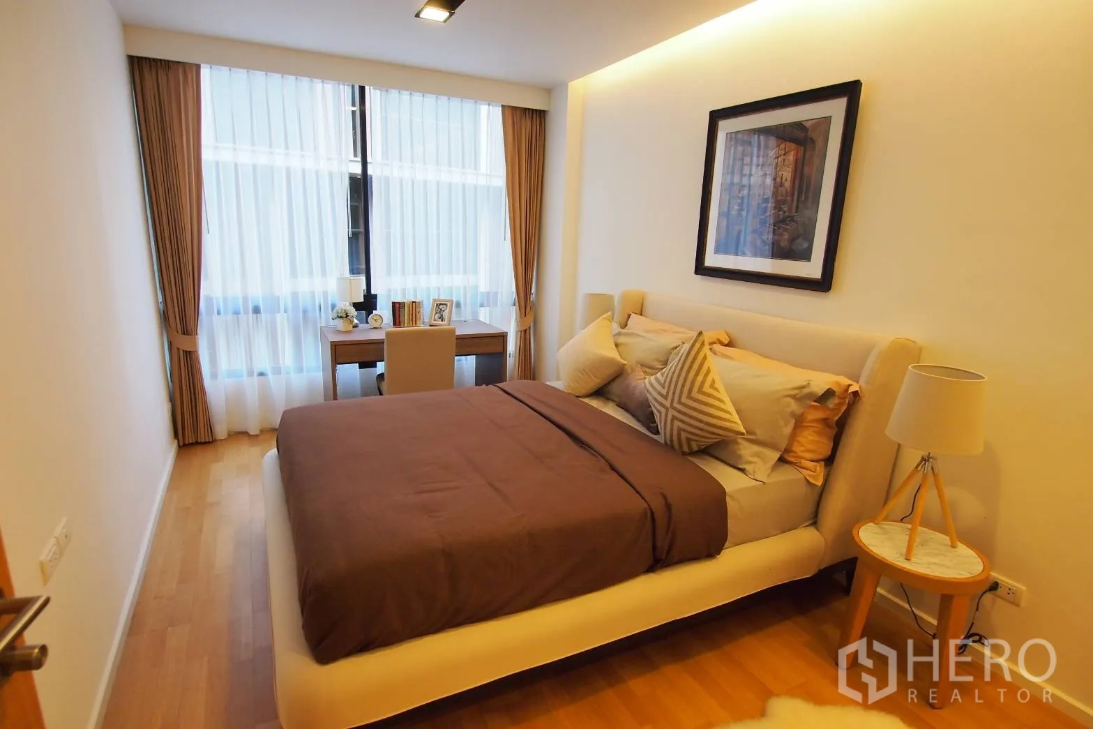 คอนโด ให้เช่าในPathum Wan, Bangkok - ห้องนอนสว่าง เตียงควีนไซส์ โต๊ะหัวเตียง หน้าต่างเต็มบาน พื้นไม้โทนอุ่น