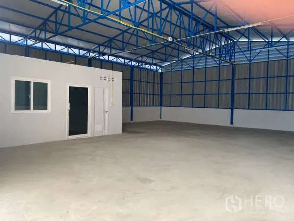 คลังสินค้า ให้เช่าในBueng Kum, Bangkok - พื้นที่เก็บสินค้าขนาดใหญ่ พร้อมห้องออฟฟิศภายในใต้หลังคาเหล็กสูง