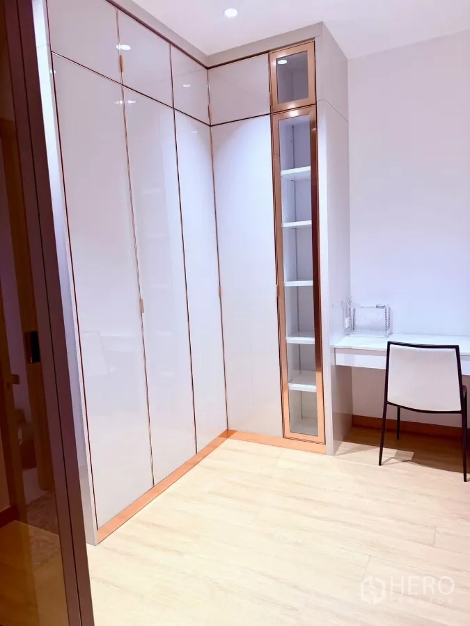 สำนักงานที่บ้าน ให้เช่าหรือขายในWang Thonglang, Bangkok - ตู้เสื้อผ้าบิลท์อินเงามันพร้อมโต๊ะทำงานและตู้โชว์