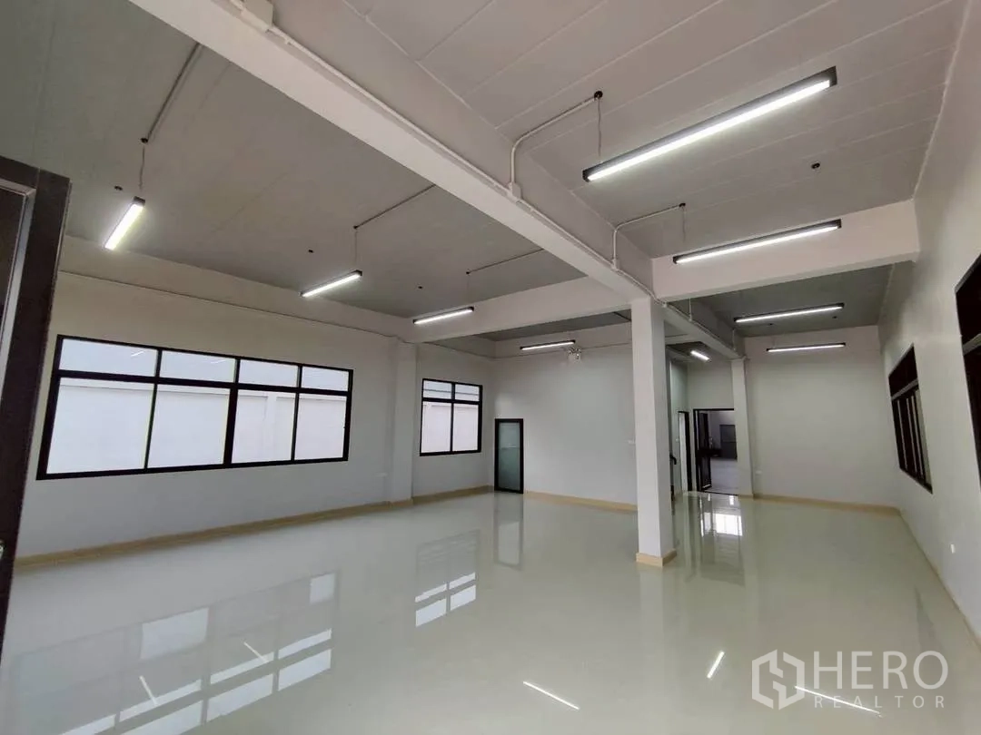 工厂 for rent in Krathum Baen, Samut Sakhon - 明亮的办公室，亮面瓷砖地、条形灯和黑框窗。