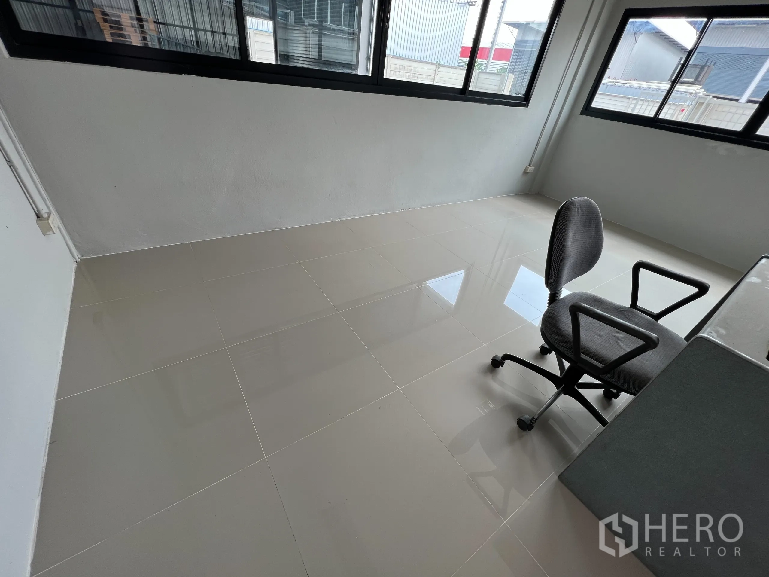 Warehouse for sale in Bang Len, Nakhon Pathom - Office corner with windows, tiled floor and swivel chair.