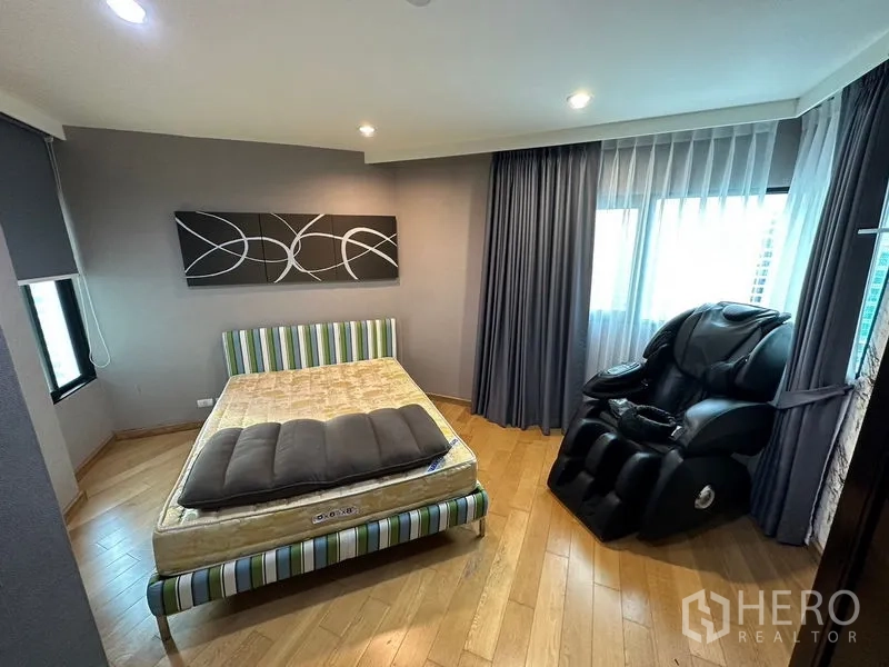 公寓 出租在Sathon, Bangkok - 次卧配床与按摩椅，落地窗帘与城市采光
