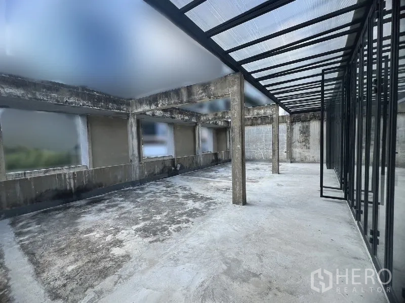 零售空间 出租在Watthana, Bangkok - 宽阔的室外露台，混凝土立柱与部分采光顶，毗邻整面玻璃