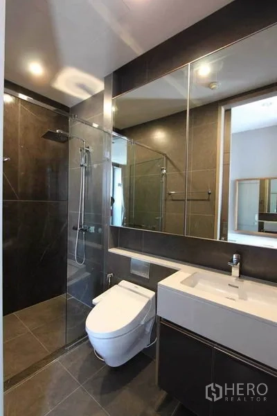 คอนโด ให้เช่าในHuai Khwang, Bangkok - ห้องน้ำสไตล์โมเดิร์นพร้อมตู้กระจกอาบน้ำ ฝักบัวเรนชาวเวอร์ และโถแขวนผนัง
