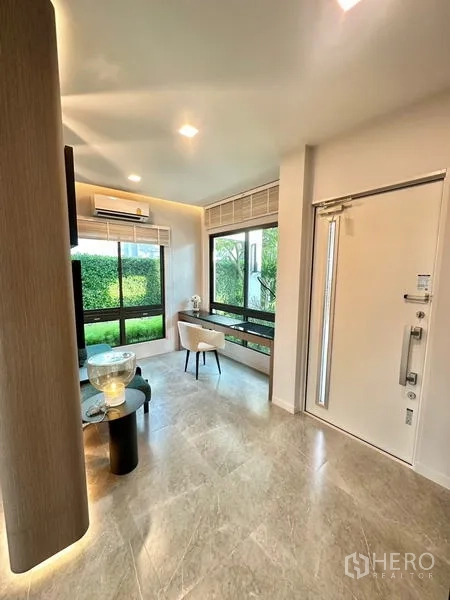 บ้าน ให้เช่าในSamut Prakan - โถงทางเข้ามุมทำงาน หน้าต่างบานใหญ่ และพื้นกระเบื้อง