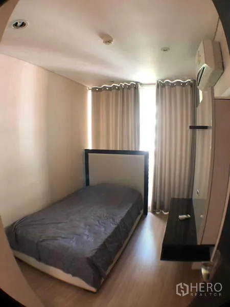 公寓 出租在Ratchathewi, Bangkok - 次卧紧凑，配单人床、窗户与遮光窗帘。