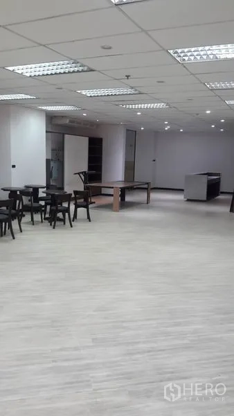 办公空间 出租在Huai Khwang, Bangkok - 宽敞办公楼层，复合地板、荧光灯、桌椅与接待台。