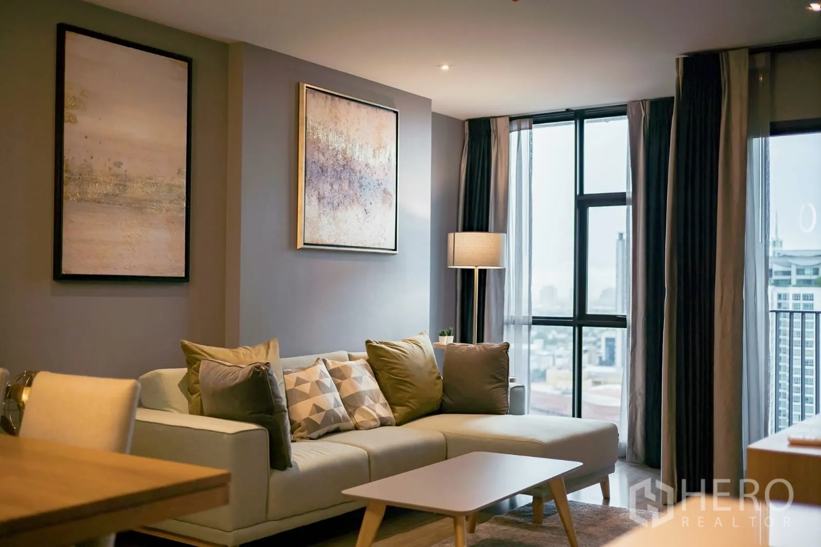 คอนโด ให้เช่าในKhlong Toei, Bangkok - ห้องนั่งเล่นมุมอาคาร พร้อมโคมไฟและประตูระเบียงวิวสกายไลน์