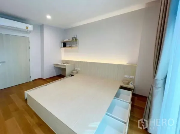 ทาวน์เฮาส์ ให้เช่าหรือขายในSaphan Sung, Bangkok - ห้องนอนมินิมอล เตียงยกพื้นมีลิ้นชัก โต๊ะทำงานเล็ก และไฟซ่อน