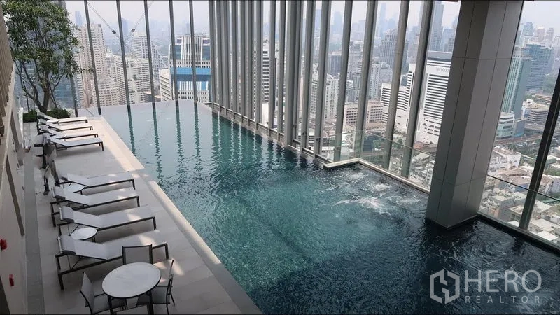 คอนโด ให้เช่าในWatthana, Bangkok - สระว่ายน้ำอินฟินิตี้บนดาดฟ้า พร้อมเตียงอาบแดดและวิวเมืองกว้างของกรุงเทพฯ