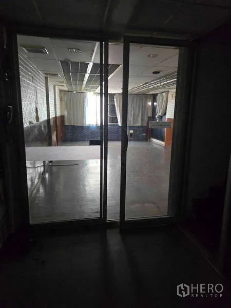 อาคารพาณิชย์ ให้เช่าในWatthana, Bangkok - มุมมองผ่านประตูกระจกบานเลื่อนไปยังห้องเปิดโล่ง เพดานระบบและหน้าต่าง
