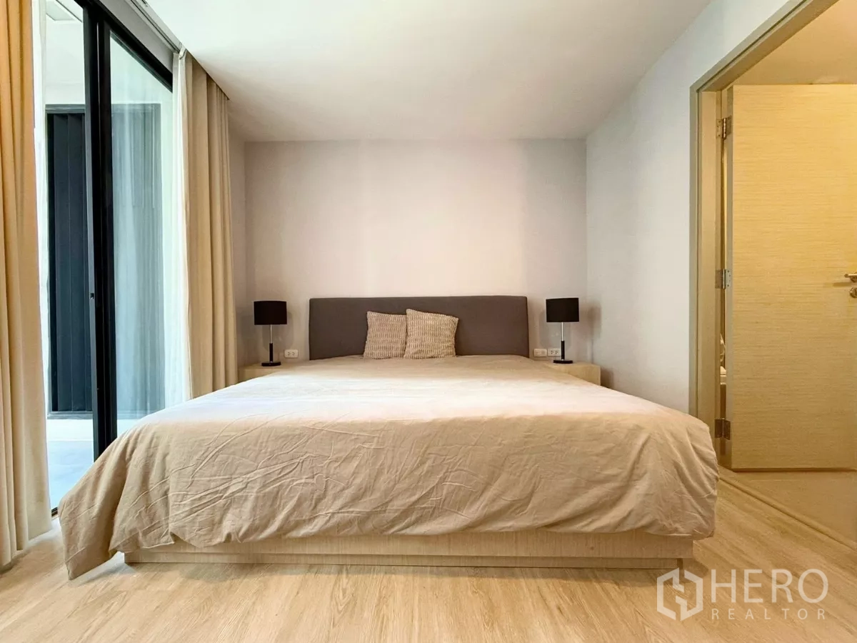 คอนโด ให้เช่าหรือขายในWatthana, Bangkok - ห้องนอนหลักติดระเบียง พร้อมทางเข้าห้องน้ำส่วนตัว