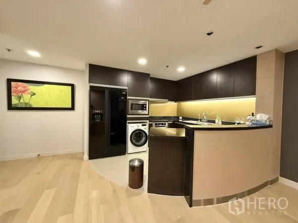 公寓 出租或出售在Sathon, Bangkok - L形现代厨房，深色橱柜，嵌入式电器与洗衣机。