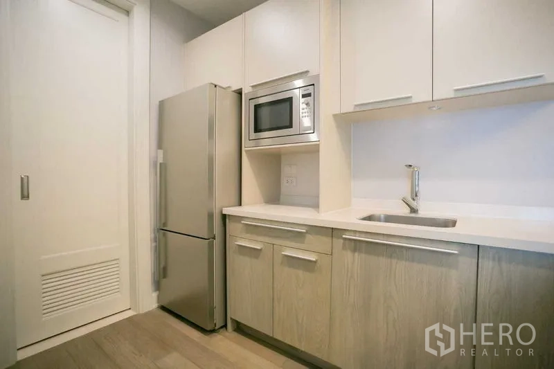 คอนโด ให้เช่าในPathum Wan, Bangkok - ครัวสไตล์แพนทรี ตู้เย็นสเตนเลส ไมโครเวฟบิวท์อิน และอ่างล้างจาน