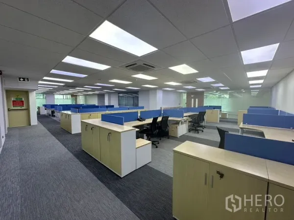 สำนักงาน ให้เช่า - พื้นที่ทำงานกว้างขวาง มีคูบิเคิลหลายจุด ตู้เก็บของ และหน้าต่างรับแสงธรรมชาติ