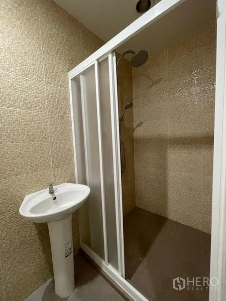 带办公室的家 出租在Chatuchak, Bangkok - 瓷砖卫浴，立柱盆与带推拉门的淋浴间