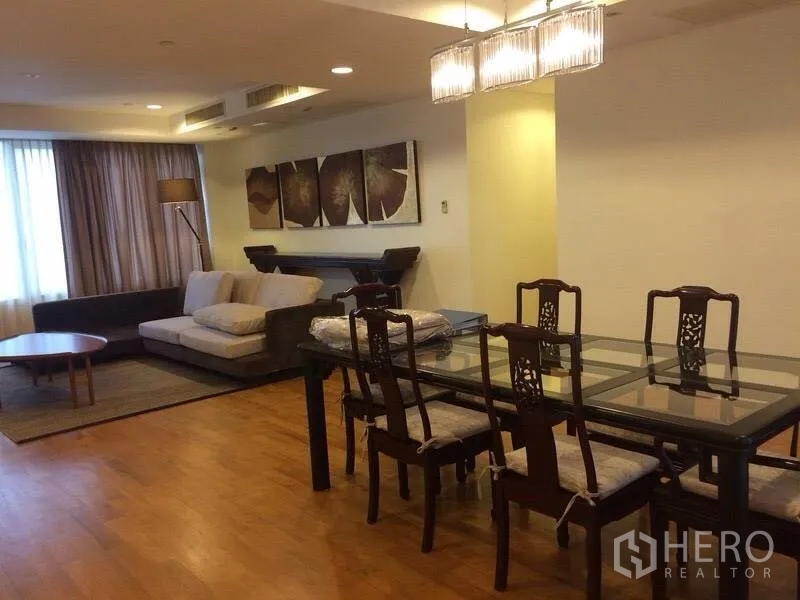 คอนโด ให้เช่าในWatthana, Bangkok - พื้นที่นั่งเล่นเชื่อมรับประทานอาหาร โต๊ะกินข้าวกระจก โคมไฟแขวน และโซฟา