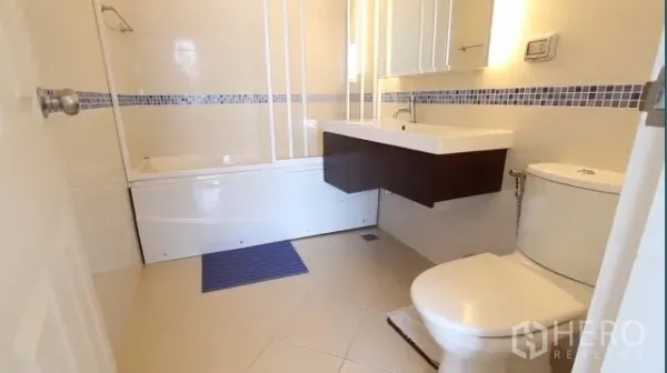 คอนโด ให้เช่าในWatthana, Bangkok - ห้องน้ำที่สองมีอ่างอาบน้ำ เคาน์เตอร์ลอย และกระเบื้องโทนอบอุ่น