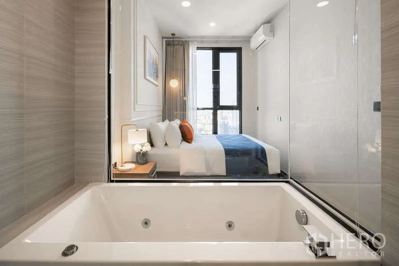 公寓 出租在Watthana, Bangkok - 浴缸可望向卧室以及窗外城市天际线