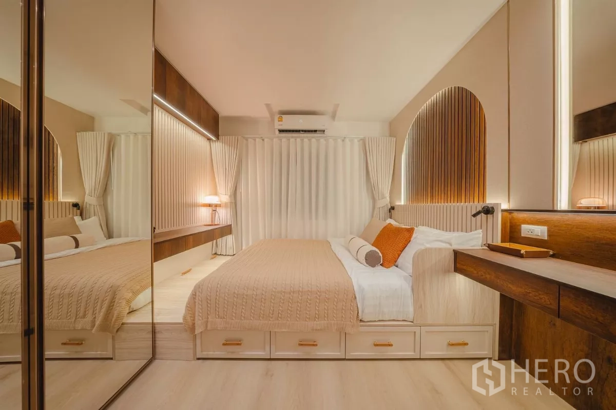 Condominium for rent in Yan Nawa, Bangkok - Cozy second bedroom with storage-drawer bed, mirrored closet and warm lighting.