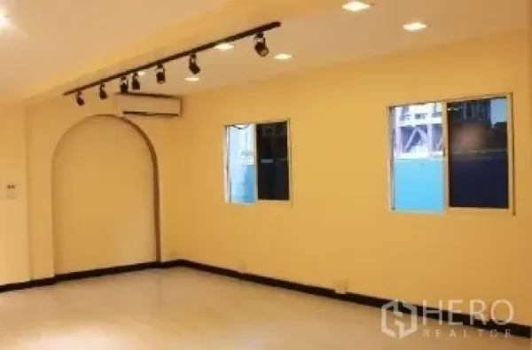 办公空间 出租在Bang Rak, Bangkok - 带两扇窗的办公空间，拱形壁龛装空调，天花嵌灯照明。