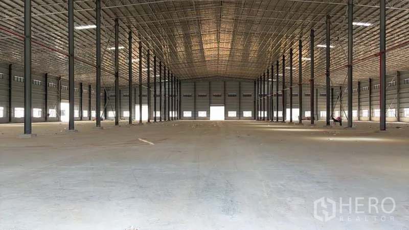คลังสินค้า ให้เช่าในBan Bueng, Chon Buri - ภาพกว้างพื้นโกดังขนาดใหญ่ หลายช่องใช้งานและท่อสปริงเกลอร์