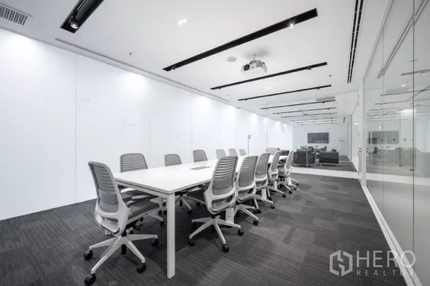 สำนักงาน ให้เช่าในChatuchak, Bangkok - ห้องประชุมพร้อมโปรเจคเตอร์ โต๊ะยาว 12 ที่นั่ง และผนังกระจก