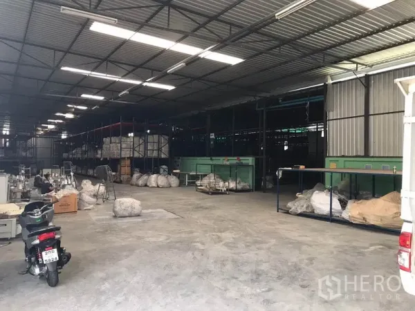 คลังสินค้า ให้เช่าในMueang Chon Buri, Chon Buri - โซนขนถ่ายสินค้าในโกดัง มีโต๊ะทำงาน ชั้นวาง และช่องโหลดกว้าง