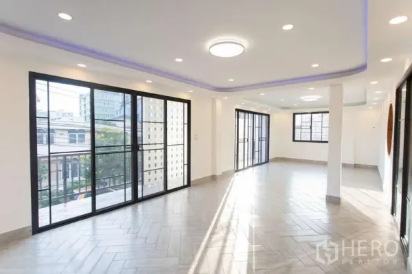 สำนักงานที่บ้าน ขายในHuai Khwang, Bangkok - ชั้นอเนกประสงค์แบบโอเพ่นแปลน มีหน้าต่างใหญ่และระเบียงชมวิวเมือง