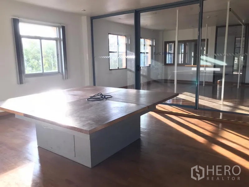 工厂 出租在Mueang Samut Prakan, Samut Prakan - 玻璃隔断会议室，配大型内置会议桌与木质地板。