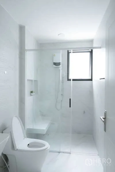 บ้าน ให้เช่าหรือขายในSaphan Sung, Bangkok - ห้องน้ำทันสมัย มีฝักบัวกระจก หน้าต่าง และสุขภัณฑ์สีขาว