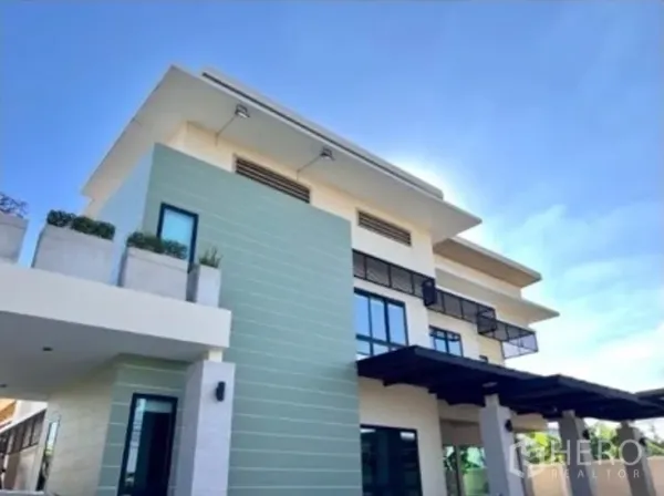 คลังสินค้า ให้เช่าในBang Phli, Samut Prakan - อาคารสามชั้นสไตล์โมเดิร์น หน้าต่างบานใหญ่ ผนังตกแต่งสีเขียว