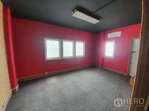 อาคารพาณิชย์ ให้เช่าในKhlong Toei, Bangkok - ห้องทำงานปูพรม ผนังสีแดงและหน้าต่างติดเหล็กดัด